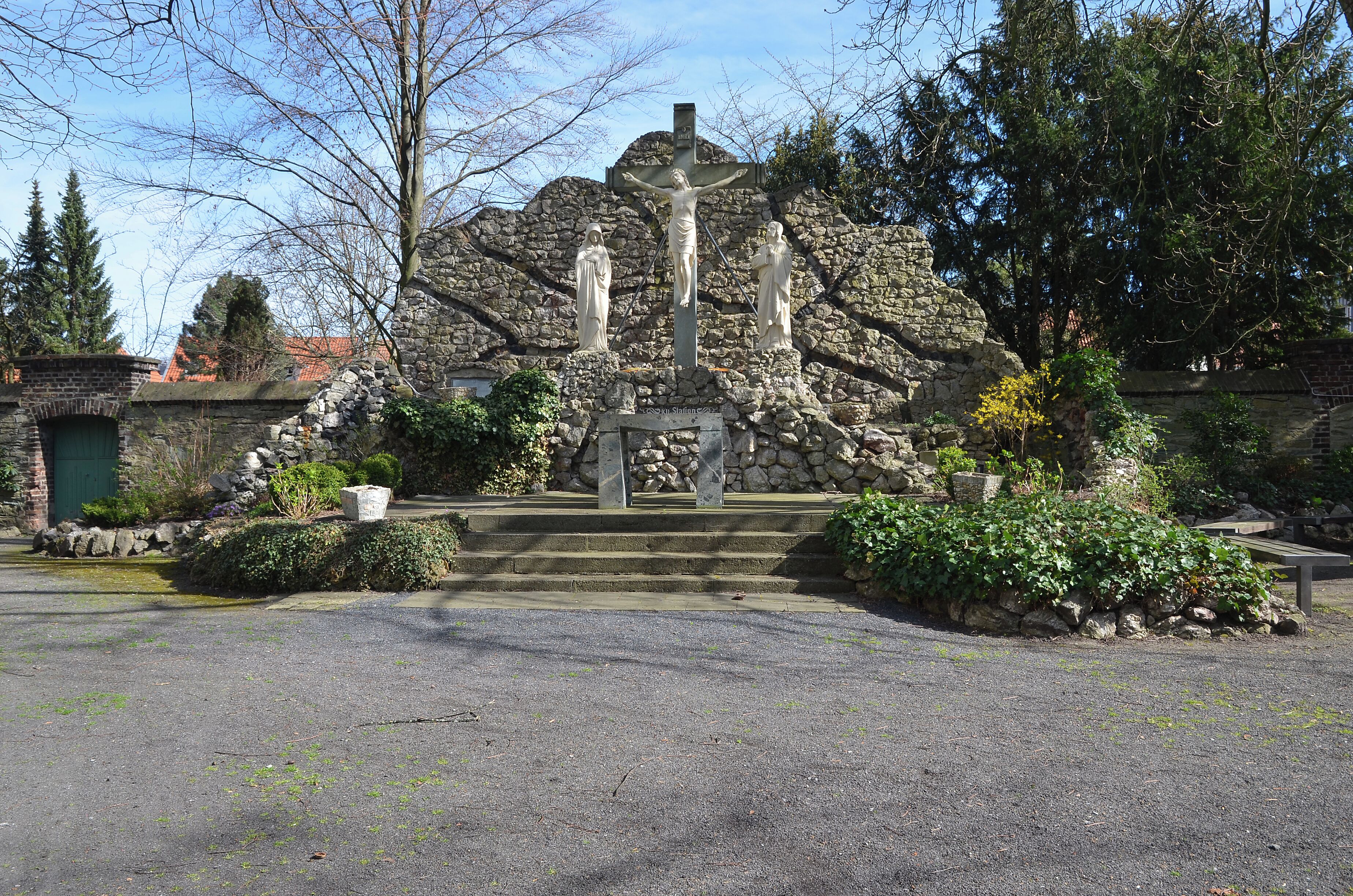 Kreuzweg Station 12. Die Anlage wurde zum Teil aus Dornstein gebaut.