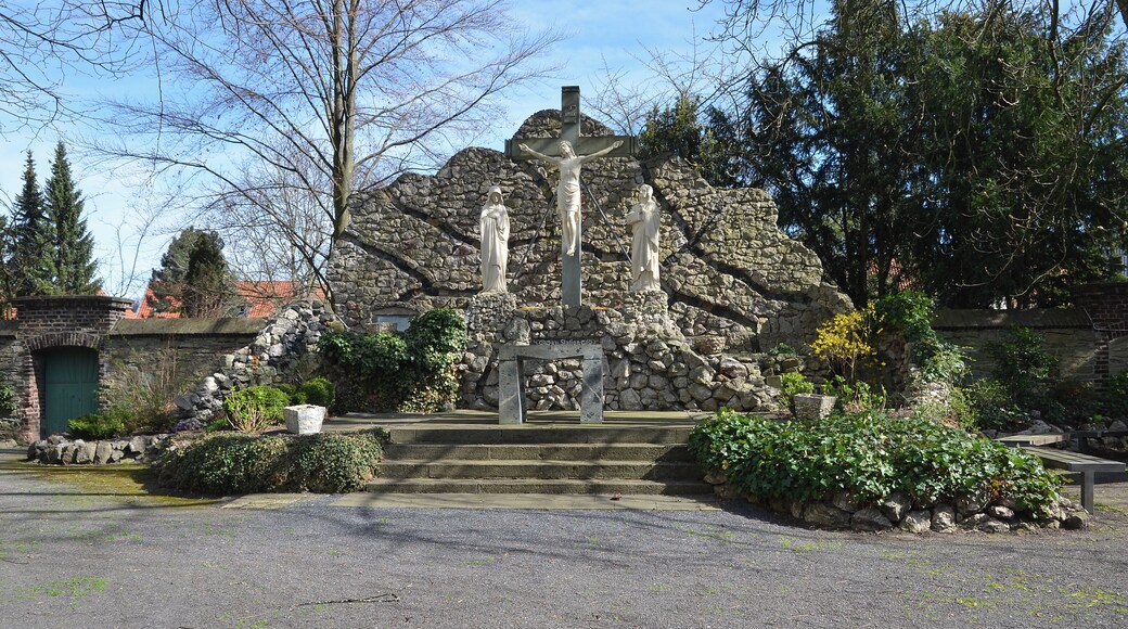 Kreuzweg Station 12. Die Anlage wurde zum Teil aus Dornstein gebaut.