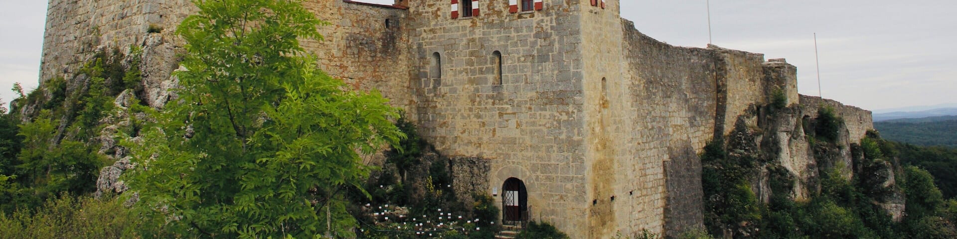 Small but quaint 700 year old old castle near my house and was home to a local Frankonian counts and later to the Bavarian dukes, damaged a few times by enemy armies. Now can be visited. Donât forget to have special desserts down below at the local guesthouse. #Matgothunts