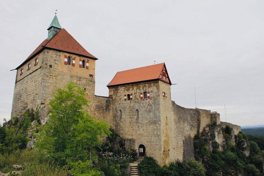 Small but quaint 700 year old old castle near my house and was home to a local Frankonian counts and later to the Bavarian dukes, damaged a few times by enemy armies. Now can be visited. Don’t forget to have special desserts down below at the local guesthouse. #Matgothunts
