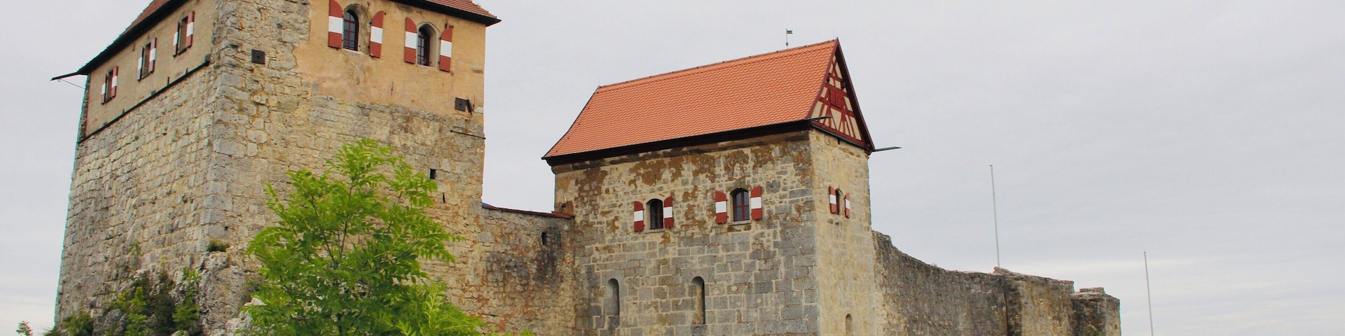 Small but quaint 700 year old old castle near my house and was home to a local Frankonian counts and later to the Bavarian dukes, damaged a few times by enemy armies. Now can be visited. Don’t forget to have special desserts down below at the local guesthouse. #Matgothunts
