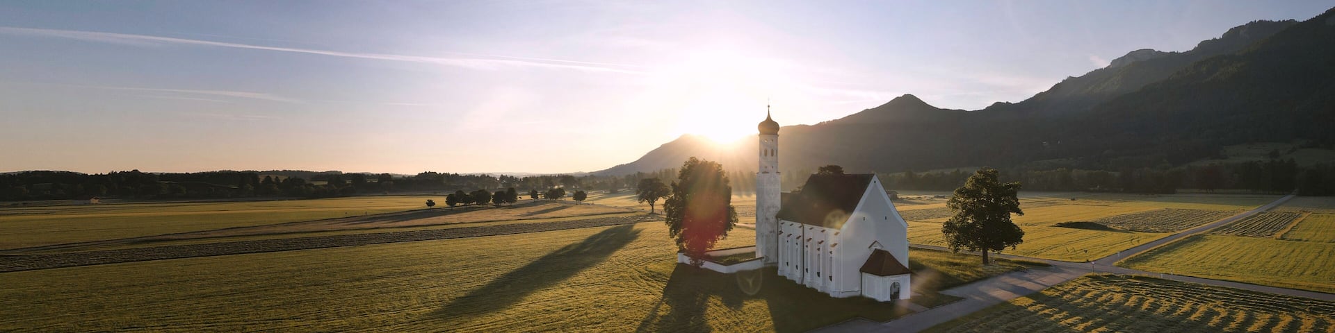 St. Kolumbianische (Coloman) Kirche in Schwangau bei Sonnenaufgang. Bayern, Deutschland