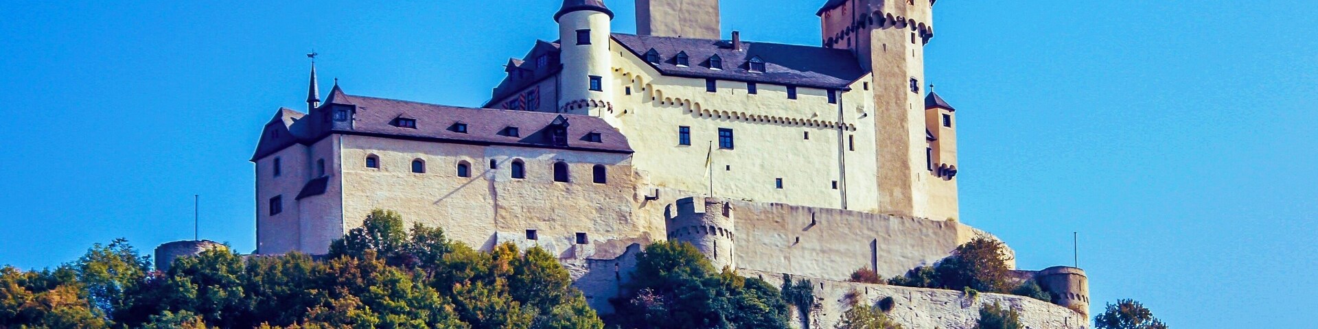 Die Marksburg liegt oberhalb des Ortes Braubach im Mittelrheintal. Sie ist seit 100 Jahren im Besitz des deutschen Burgenvereins, der hier seine Geschäftsstelle und den Vereinssitz hat. Die Burg gehört zu den wenigen unzerstörten Burgen am Rhein. www.deutsche-burgen.org