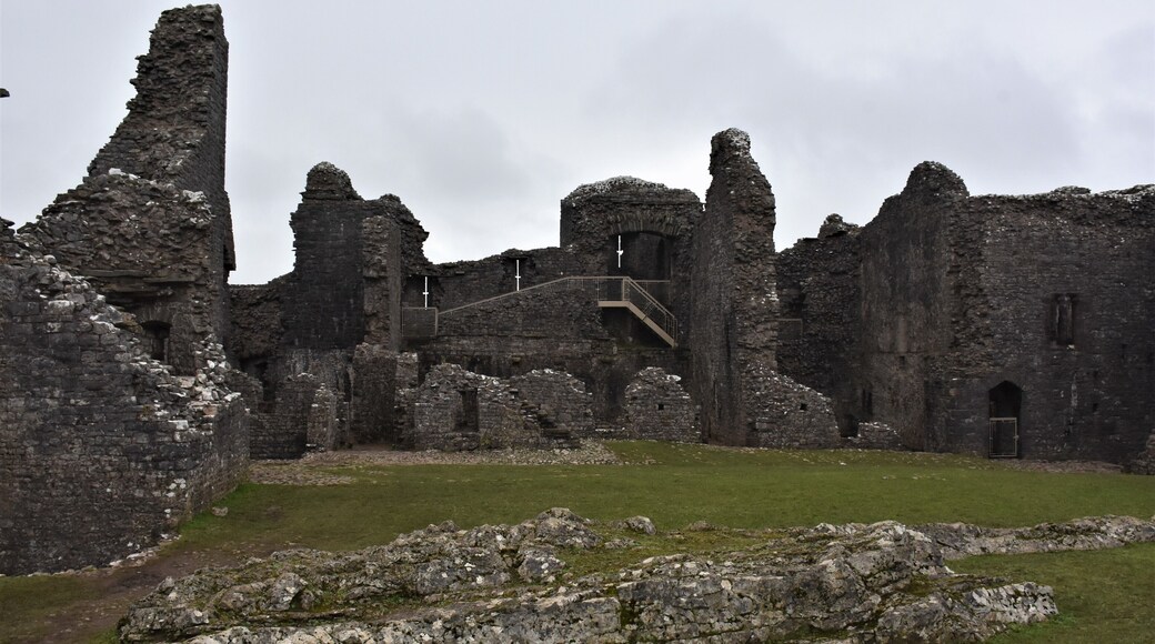 #lksawaydays 4a/2020 today we decided to step back in time and enjoy a Welsh castle double header. Car packed, satnav set and the ipod on playing the back catalogue of the Manchester Orchestra (top tunes) Our first of the two planned castles was Carreg Cennen in the village of Trap inside the Brecon Beacons National Park. We arrived as the weather seemed to get murkier, perhaps a little bit of luck kept the rain away, we parked up in the free, quiet but again rather small car park. The site has a cafe and shop, these can be found around from the car park as you enter, all of which sit below the prominent ruins dwelling upon the hill. After paying ÂŁ5 per adult we hiked up the slope and enjoyed the impressive views of Towy Valley, on a clear day it must be spectacular! The six towered castle built in the time of Lord Rhys in the late 1100's has sat in ruin since 1462, once inside you can move around the skeleton freely, walking across the base or along stairways to see more of the structure. Make sure you head down to the naturally made cave which runs under the castle and travels deep into the hillside. Be cautious, once you start walking along the cave it's pitch black and a little slippery under foot, we used our phone touches but you can hire torches at the pay hut for ÂŁ1.50. #lksawaydays give Carreg Castle a đ