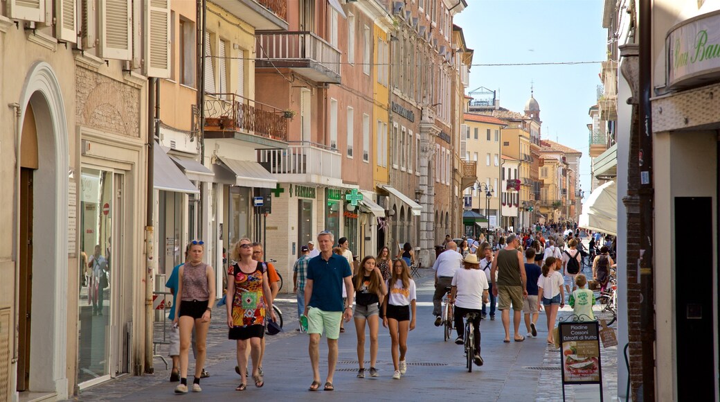Emilia-Romagna mostrando escenas urbanas y también una familia