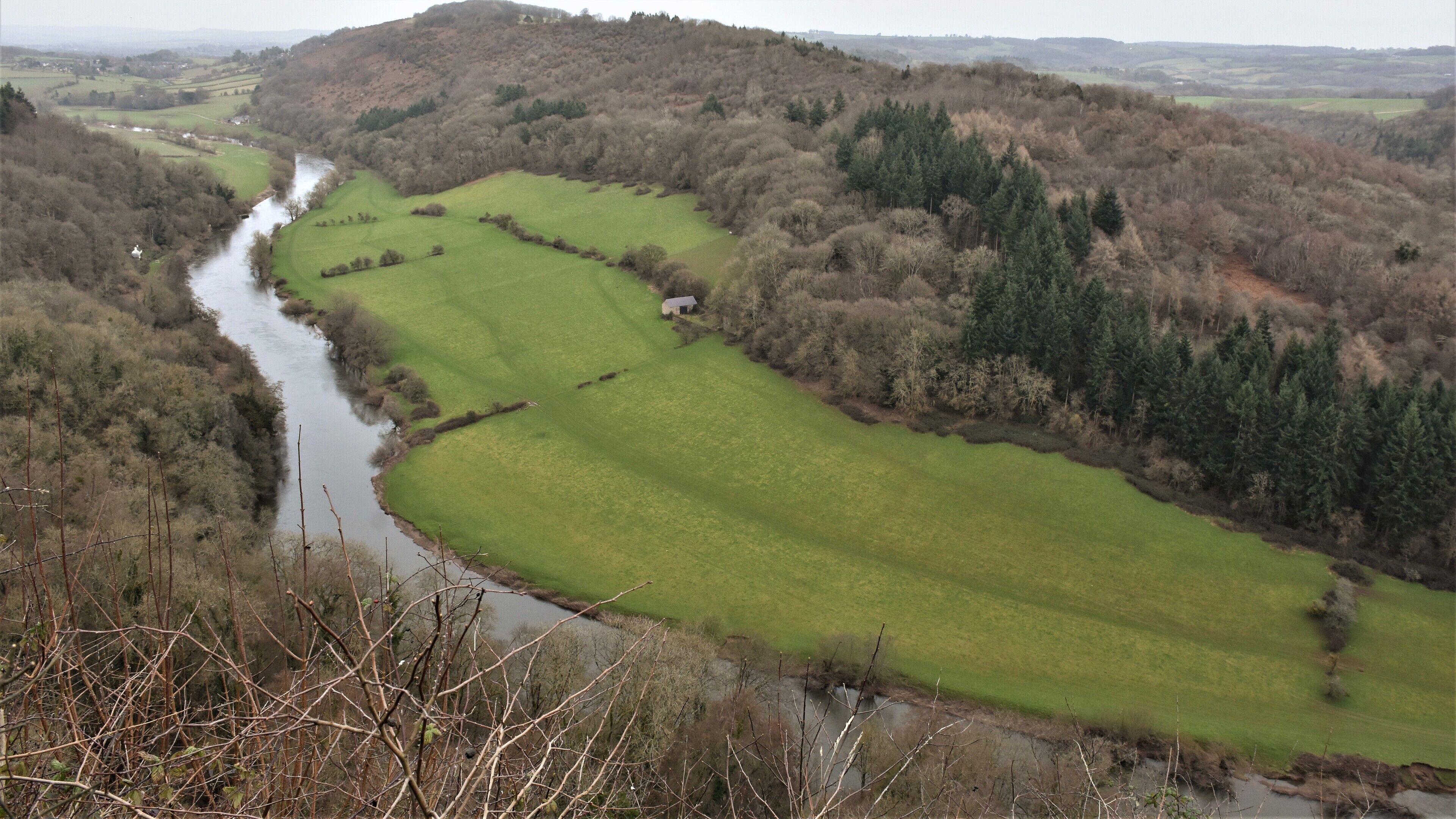 #lksawaydays 5b/2020/ After a stroll around the charming town of Ludlow our plan was to stretch our legs on one of the Symonds Yat Rock Trails. The drive back south took us about an hour and by now the weather had deteriorated but not enough to put us off. After a final sharp right turn we arrived at the large car park set in the woods, the viewpoint and trails are free but there is car park charge, we paid £4.80 for a 5 hour stay. As first time visitors to Symonds Yat we decided to head to the viewpoint first and then tackle one of the trails. Symonds Yat sits inside the Wye Valley in Herefordshire just a stones throw from the Gloucestershire border. Once you reach the viewpoint you will see a truly visual spectacle as the River Wye winds itself through the gorge. It’s definitely worth revisiting on a spring sunny day. Next up was to tackle one of the trails, we opted out of the 17km ramble as today was not that day but worthy of our time later in the year, we settled on the 2.8 mile trial. The other trails look fab and on one you have to use a hand ferry to cross the river! 
#lksawaydays gives Symonds Yat Rock a 👍
Not many pictures taken as the weather was generally bleak so we just enjoyed the walk. 