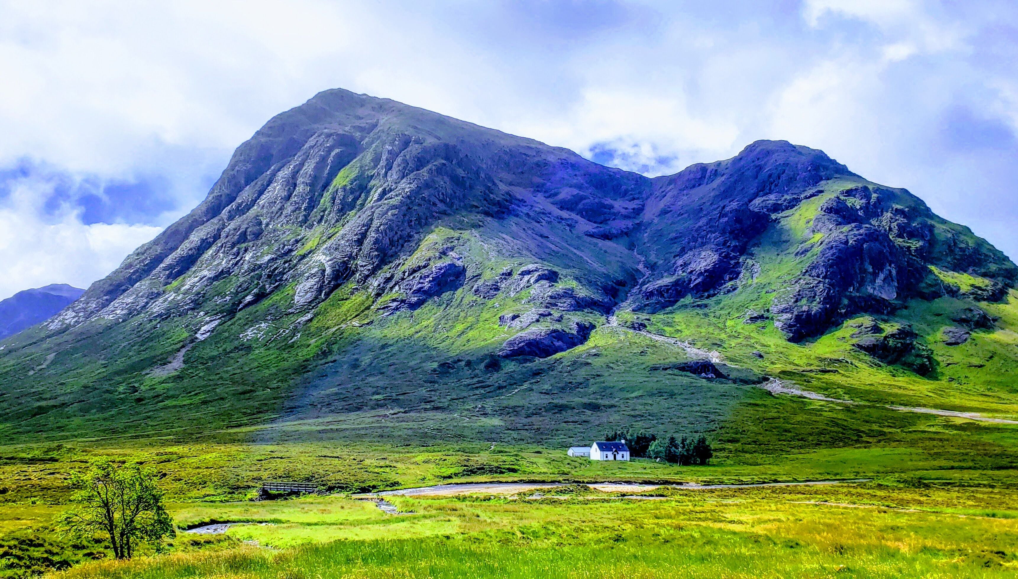 Beautiful scenery with numerous waterfalls and munros as you drive into Glen Etive and Glen Coe. For landscape photographers and hikers it can seem like a wonderland.