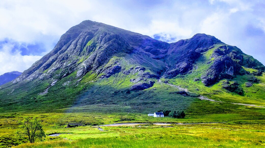 Beautiful scenery with numerous waterfalls and munros as you drive into Glen Etive and Glen Coe. For landscape photographers and hikers it can seem like a wonderland.