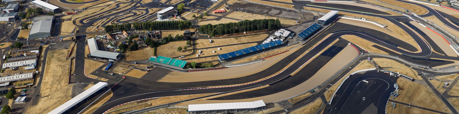 Vista aérea de uma pista de corrida complexa, com diversas curvas e voltas.