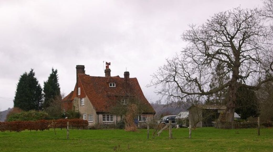 Orchard Farm One of a number of cottages off Lawrence Lane. The building dates from the 16th century with 17th century additions. From 1776 to 1829 it served as the Buckland workhouse. It is grade II listed - for listing particulars see http://www.heritagegateway.org.uk/Gateway/Results_Single.aspx?uid=290164&resourceID=5.