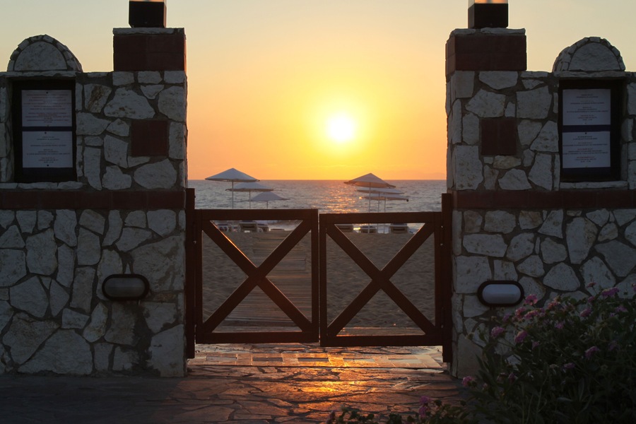 Sonnenuntergang am Strand in Griechenland, Peloponnes, Skafidia