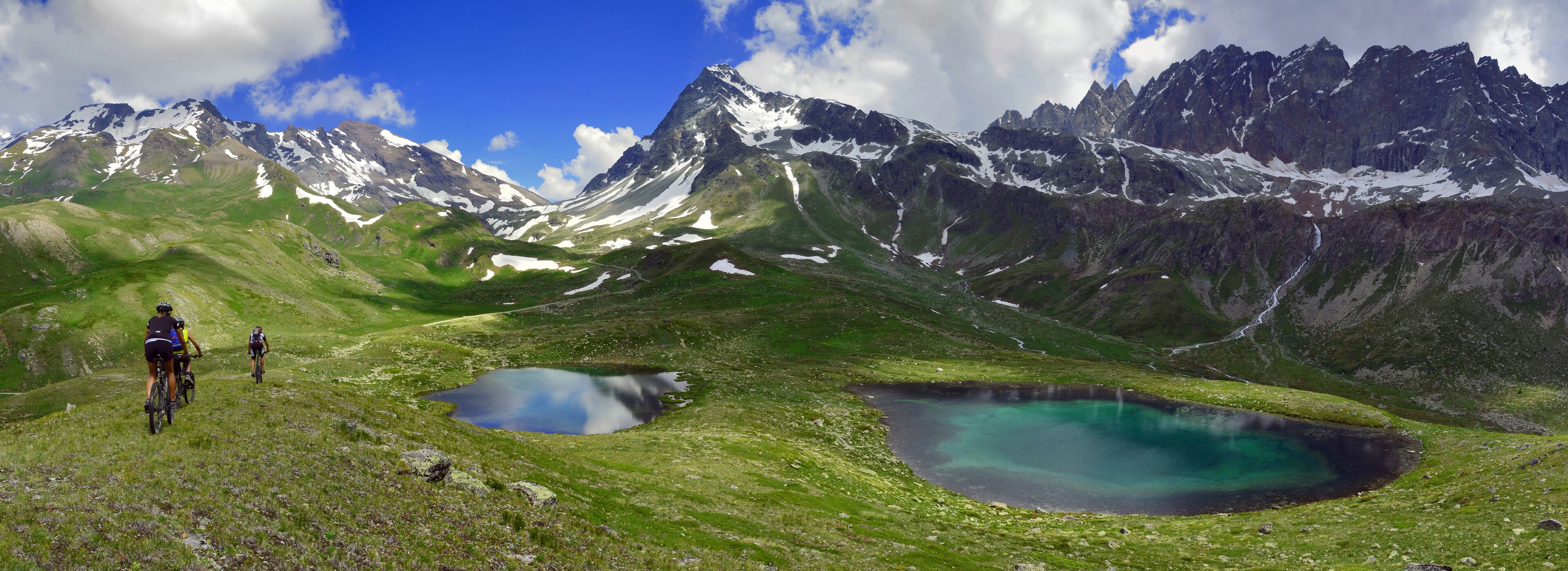 Bikers sulle Alpi, tra laghi e montagne