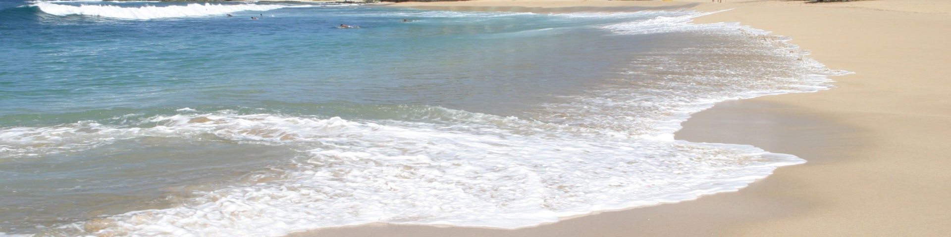 Makaha caracterizando cenas tropicais, uma praia de areia e uma cidade litorânea