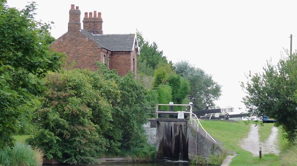 Photograph of Rumps Lock on the Trent and Mersey Canal at Middlewich, Cheshire