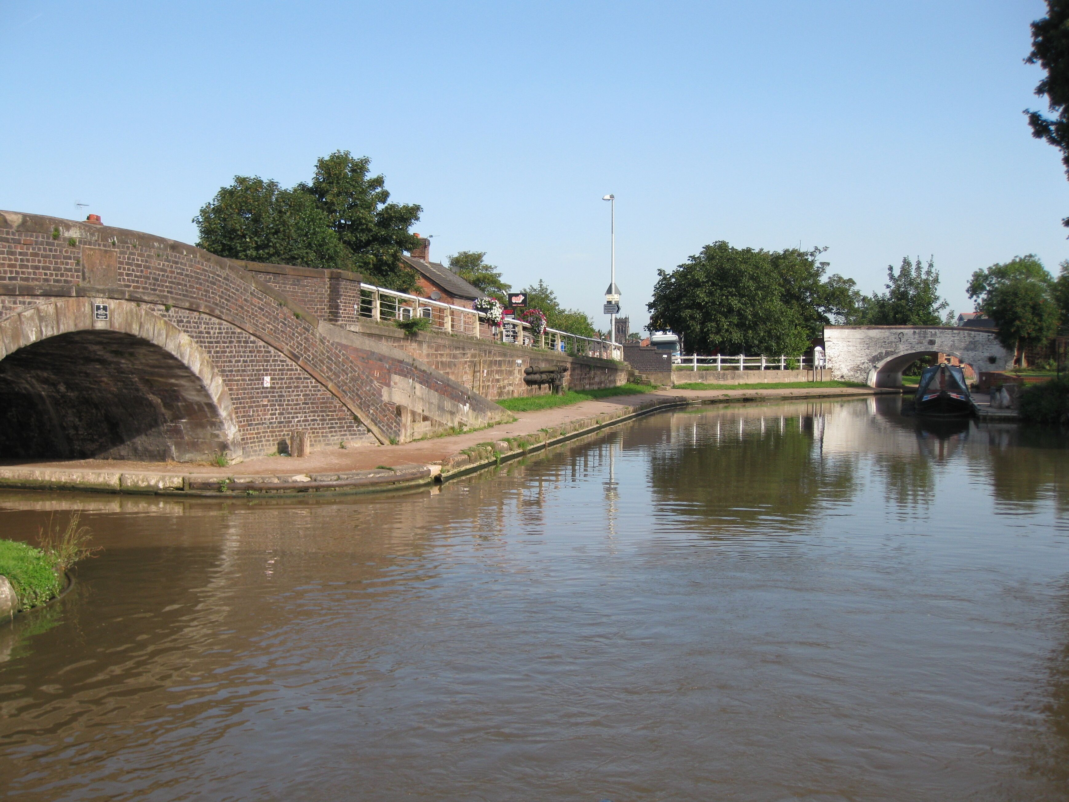 This is looking back as we travelled south towards the Kings Lock. The white bridge (bridge 169) takes you north on the Trent and Mersey Canal towards the Middlewich Locks; the bridge on the left (bridge 168) takes you on to the Middlewich Branch.