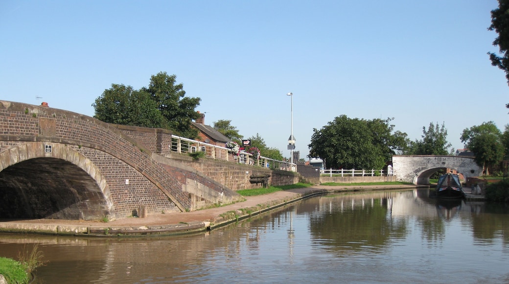 This is looking back as we travelled south towards the Kings Lock. The white bridge (bridge 169) takes you north on the Trent and Mersey Canal towards the Middlewich Locks; the bridge on the left (bridge 168) takes you on to the Middlewich Branch.
