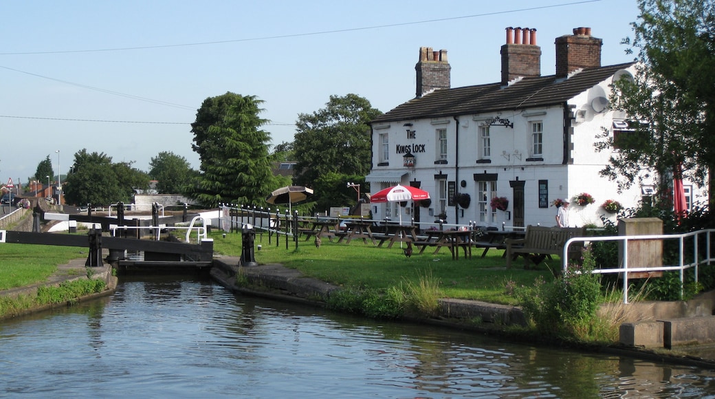 The Kings Lock on the Trent and Mersey Canal (looking north). On the right is the Kings Lock public house