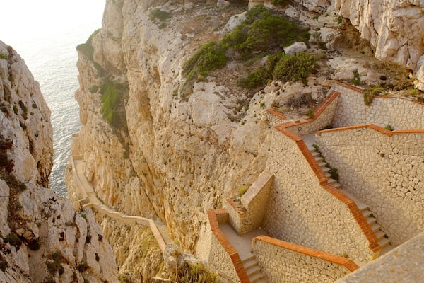 Capo Caccia welches beinhaltet Schlucht oder Canyon und Felsküste
