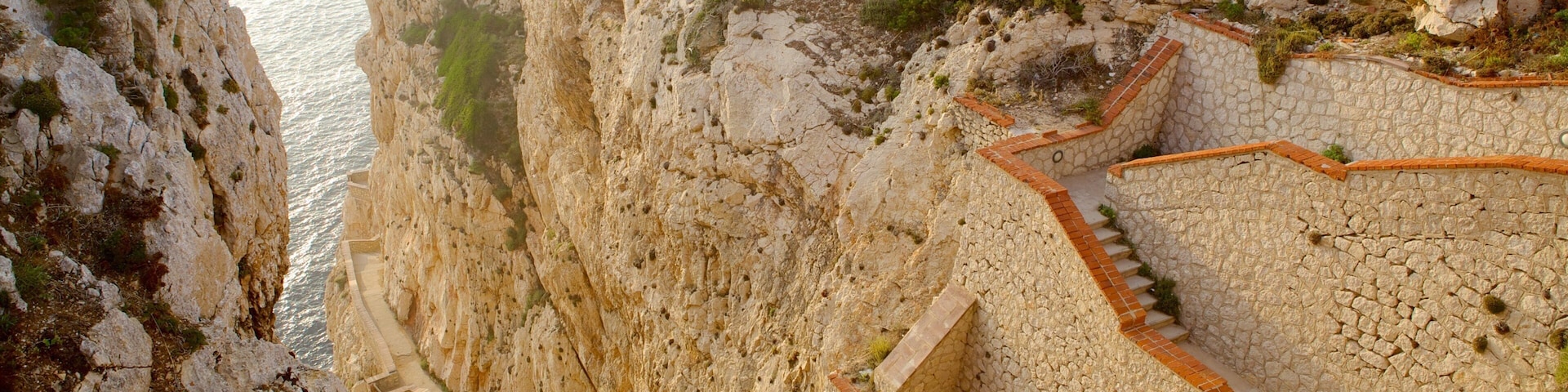 Capo Caccia que incluye costa escarpada y una garganta o cañón