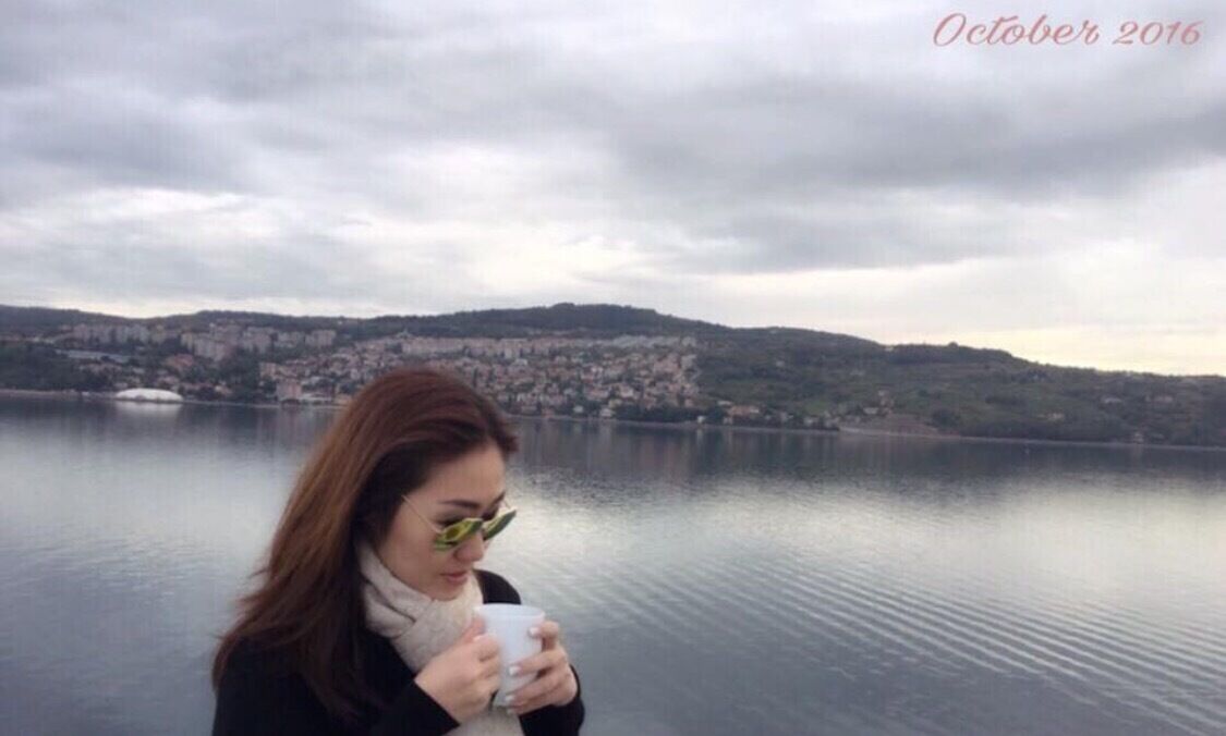 Tea, Sea, & Me...
ps : not just ordinary tea...because it's the most beautiful one from my beloved Gamingle Chanpanich, Mariage Freres. Merci beaucoup! #slovenia #koper #besttea