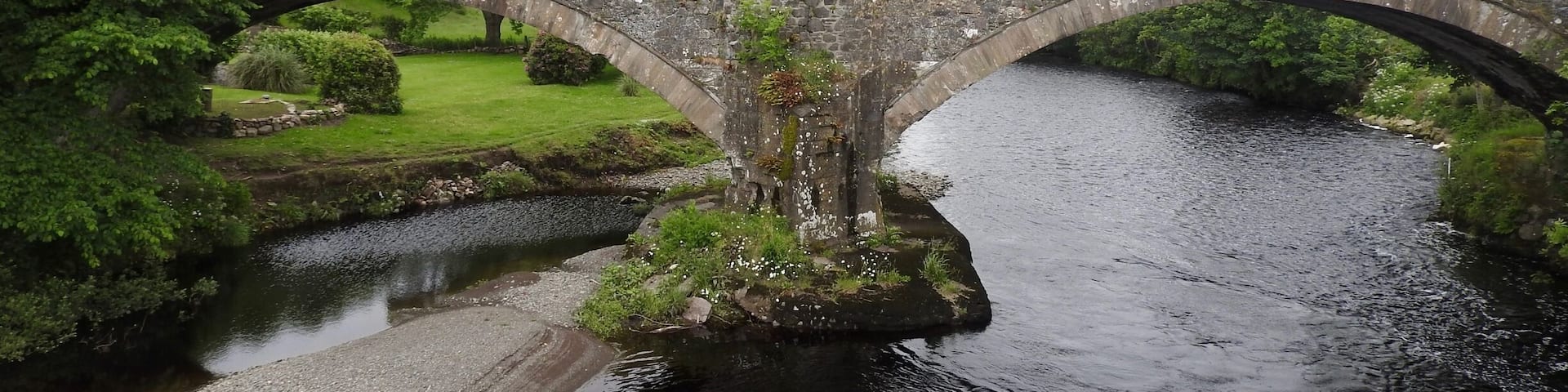 Ardstinchar Bridge across the River Stinchar in Ballantrae. This old bridge was built in 1770 from the stones of the ruined Ardstinchar Castle, which is just above the bridge on the hillside. It was abandoned in 1964.
#InStone
#River