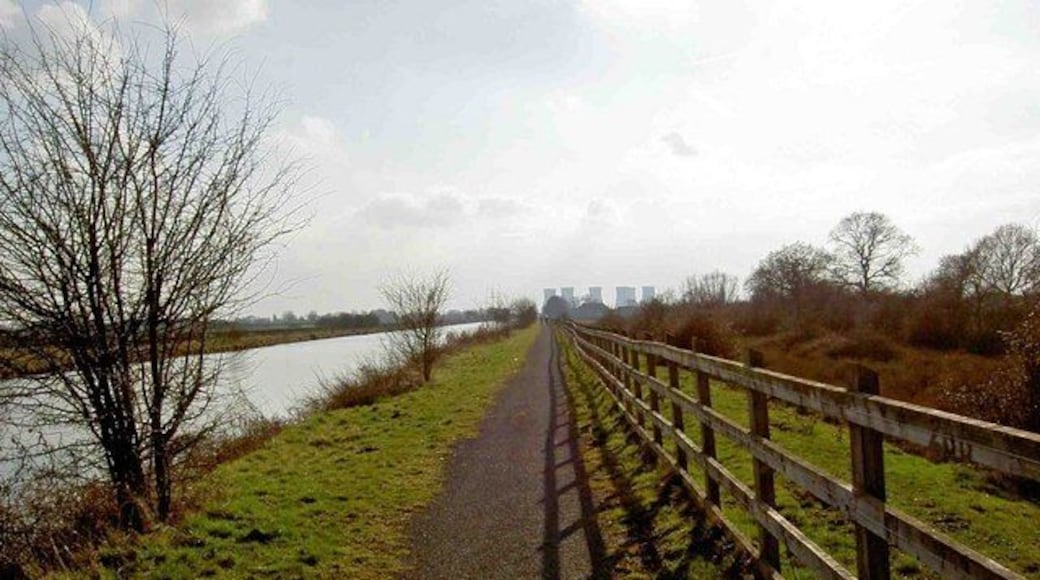 Heading south on the Trans Pennine Trail Alongside The New Junction Canal.