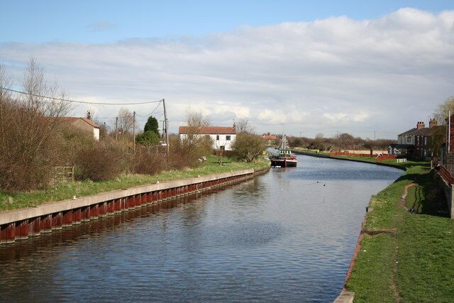 Stainforth & Keadby Canal. Looking east near Stainforth