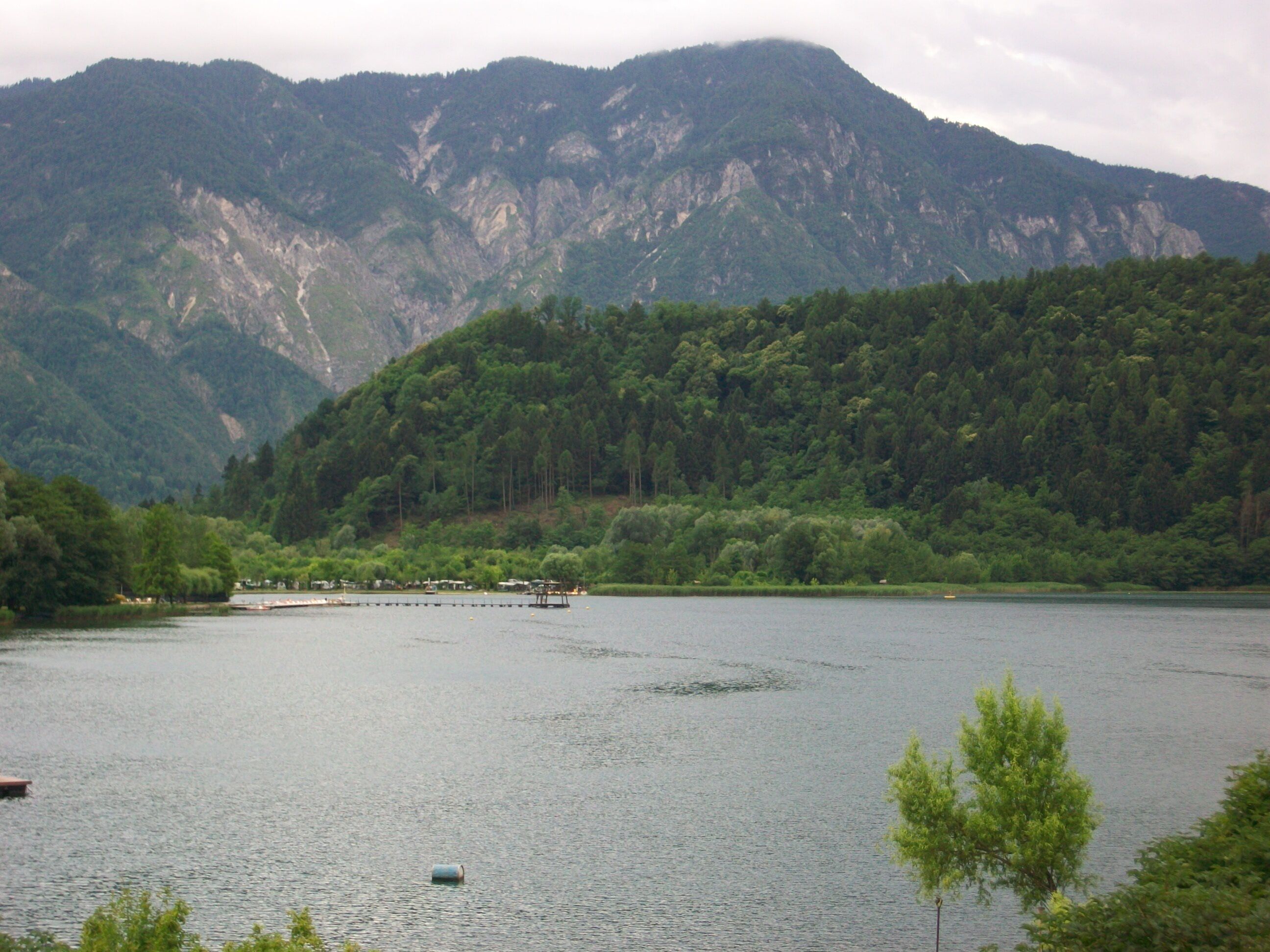 Pohled z hotelu Du Lac na jezero Lado di Lévico