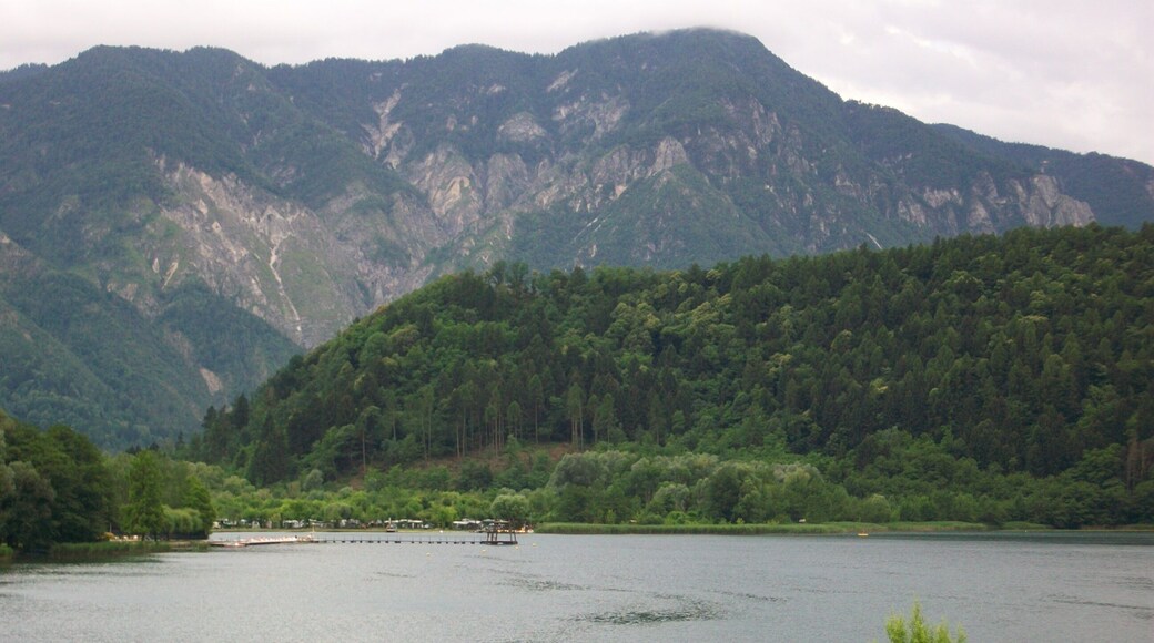 Pohled z hotelu Du Lac na jezero Lado di Lévico