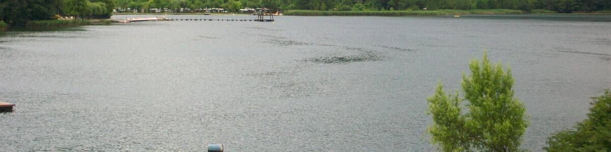 Pohled z hotelu Du Lac na jezero Lado di Lévico