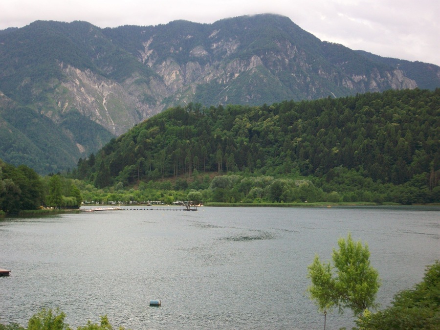 Pohled z hotelu Du Lac na jezero Lado di Lévico