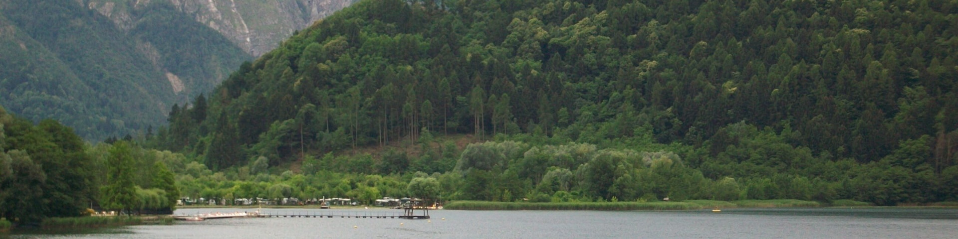 Pohled z hotelu Du Lac na jezero Lado di Lévico
