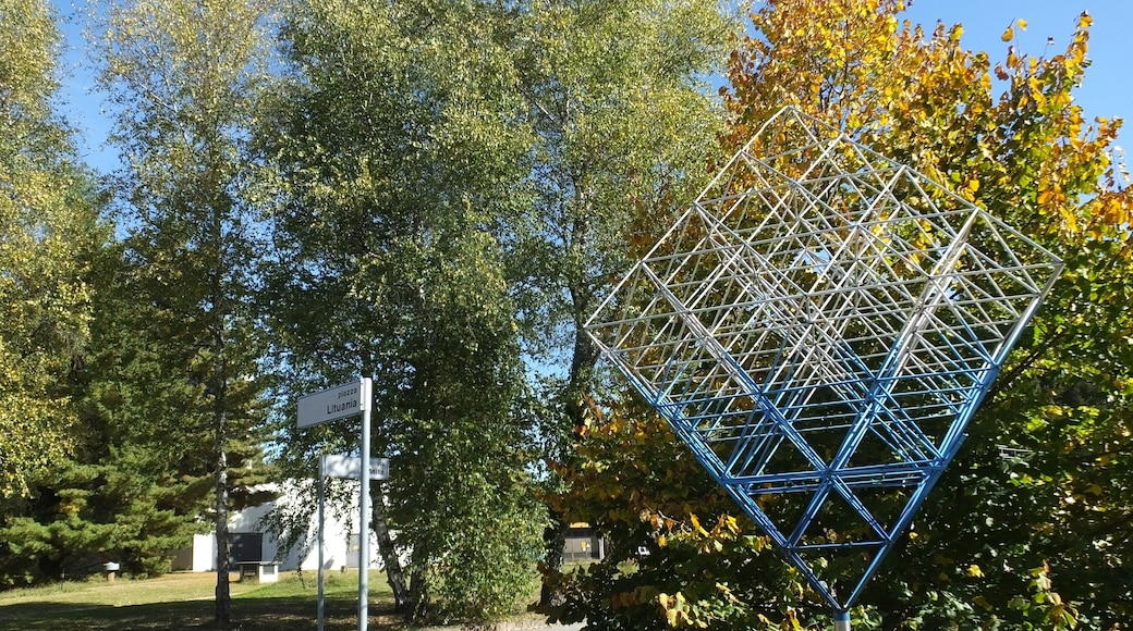 Wspólne Centrum Badawcze w Isprze. Rzeźba na rogu ulicy Maltańskiej i placu Litewskiego
