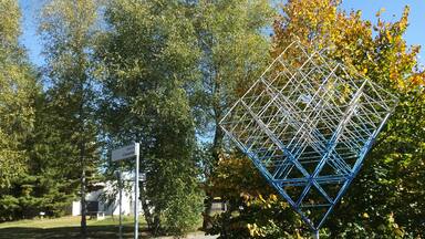 Wspólne Centrum Badawcze w Isprze. Rzeźba na rogu ulicy Maltańskiej i placu Litewskiego