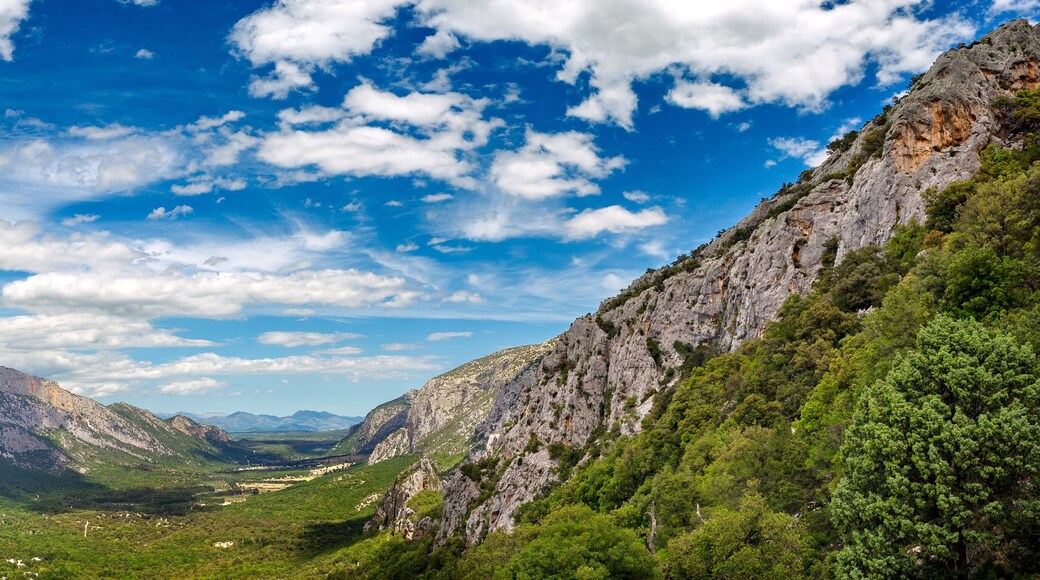 Sardegna, veduta panoramica della valle di Lanaitto, punto di partenza per il sito archeologico di Tiscali, Italia, Europa occidentale