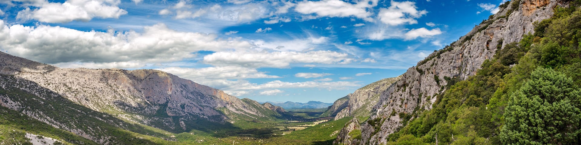 Sardegna, veduta panoramica della valle di Lanaitto, punto di partenza per il sito archeologico di Tiscali, Italia, Europa occidentale