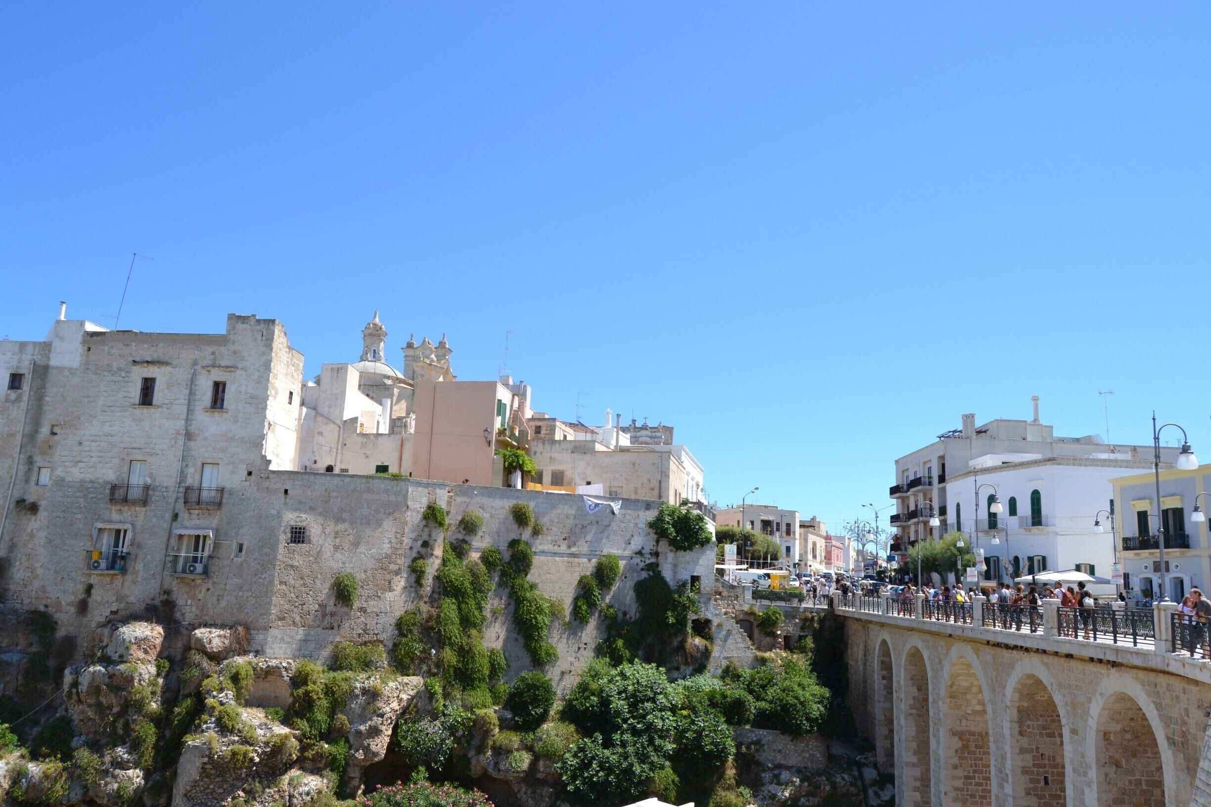 The old roman bridge overlooking the old part of town and the beach in Polignano.

#beach #puglia #italy