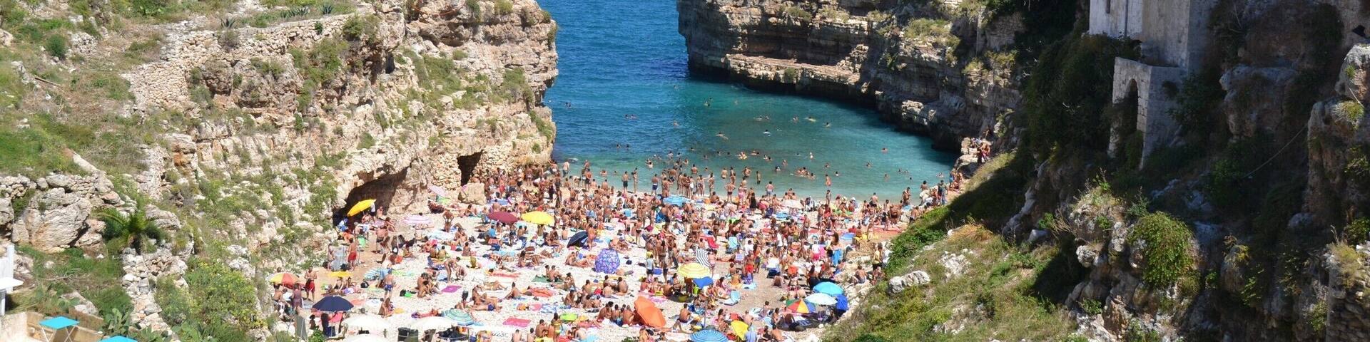 The crowded beach of Polignano.
#beach #turquoise #puglia #southitaly