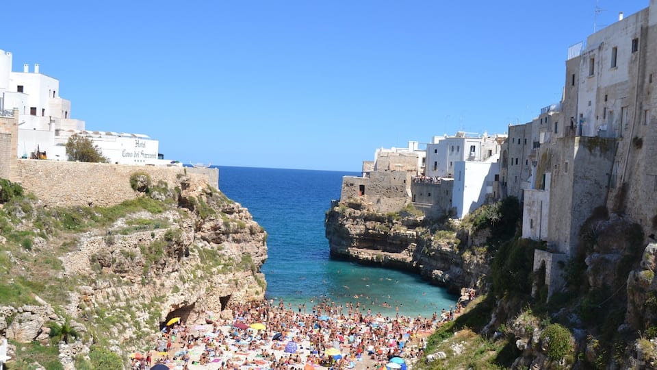 The crowded beach of Polignano.
#beach #turquoise #puglia #southitaly