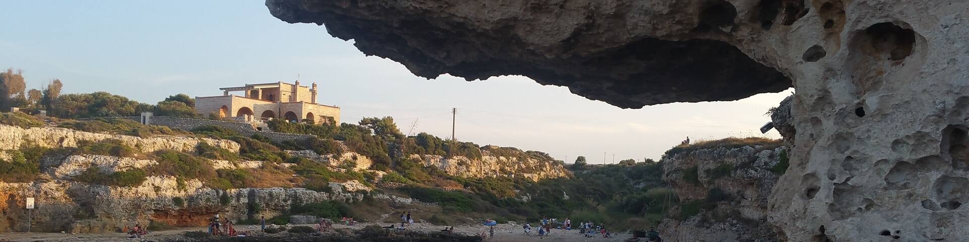 Cala incina e' una splendida insenatura tra polignano a mare e monopoli. Tutto molto spartano, non ci sono servizi, ed e' questo il bello, ...