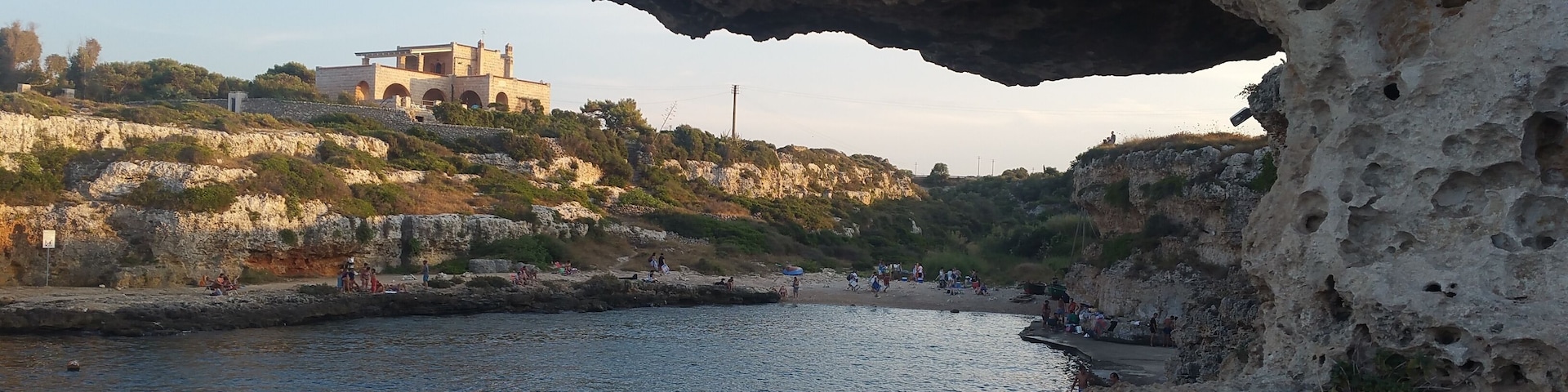 Cala incina e' una splendida insenatura tra polignano a mare e monopoli. Tutto molto spartano, non ci sono servizi, ed e' questo il bello, ...