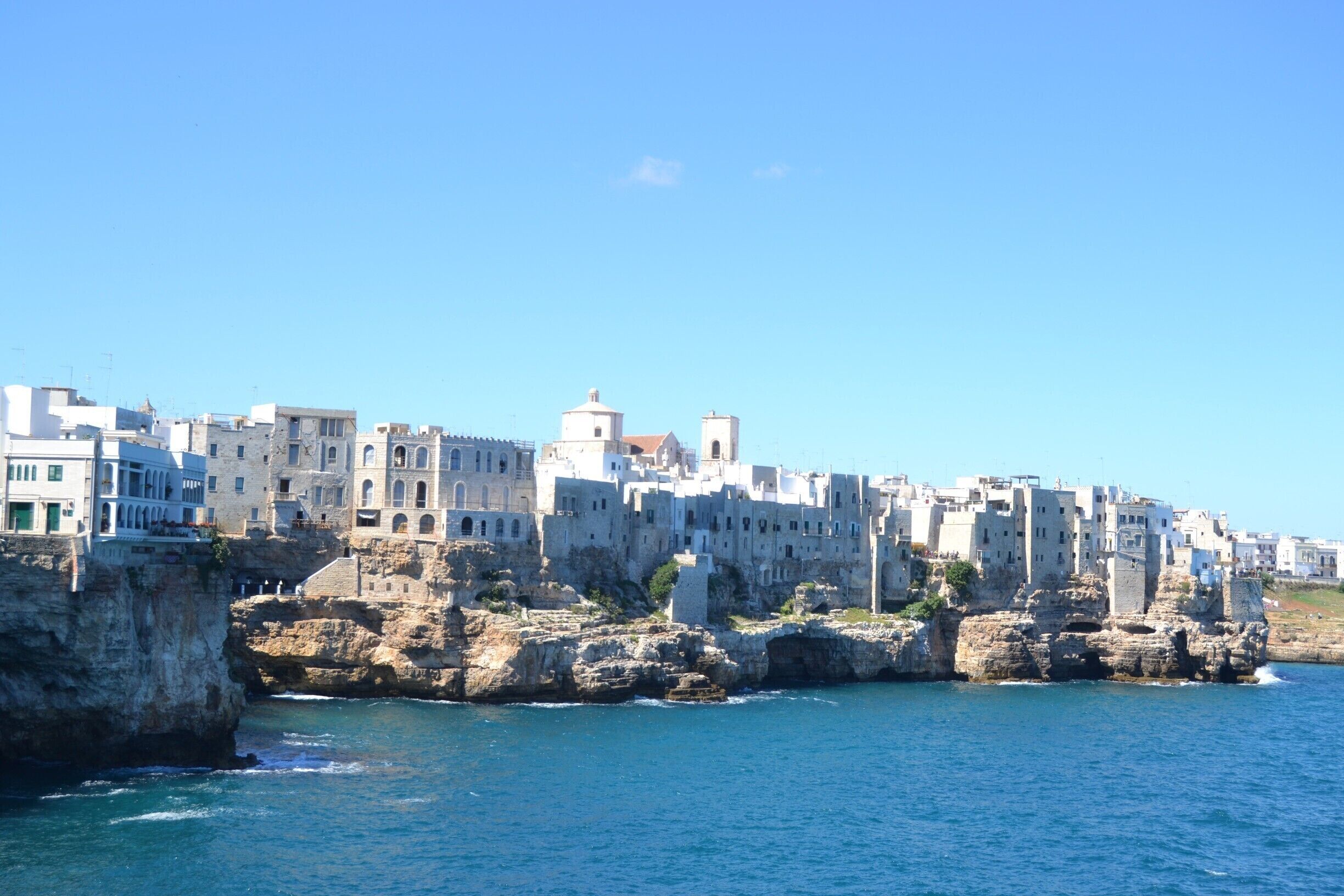 Polignano a Mare is beautiful coastal town in Puglia. All buildings are built like hanging over 20m high cliffs

#puglia #polignano #italy