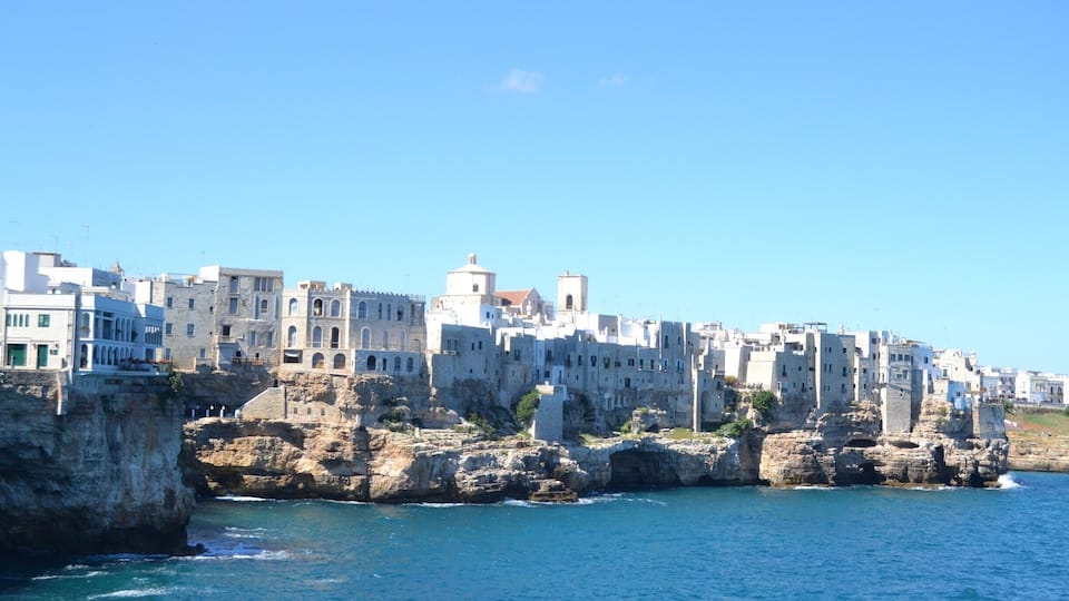 Polignano a Mare is beautiful coastal town in Puglia. All buildings are built like hanging over 20m high cliffs
#puglia #polignano #italy