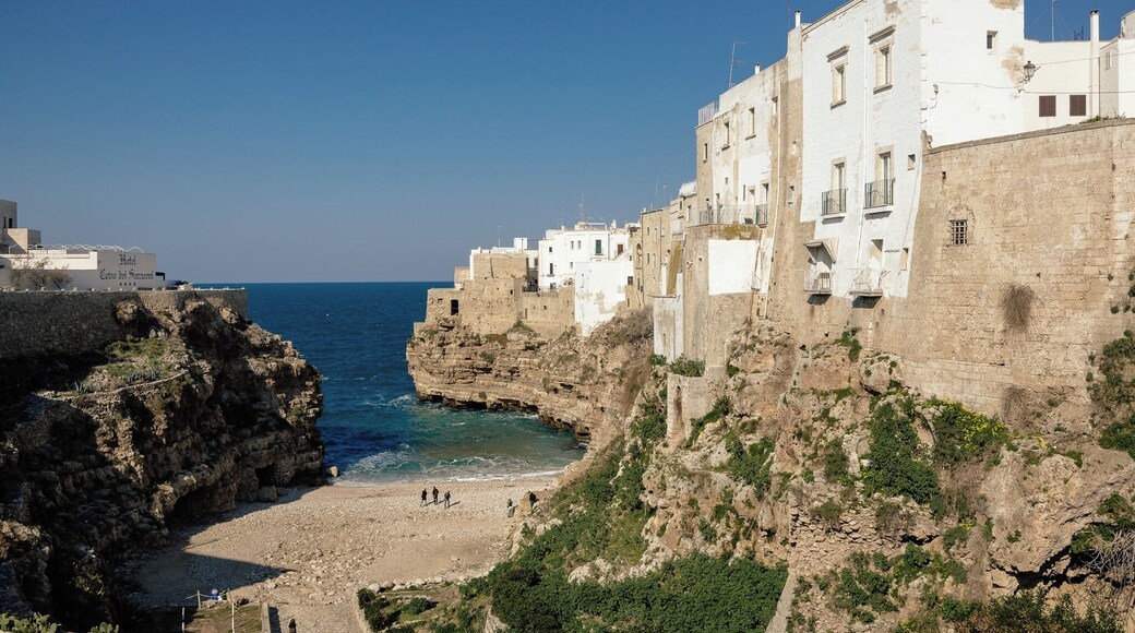 The "hidden" beach of the well-known town of Polignano a Mare in the south of Italy.
The old town was built just on top of the cliff: often they organize big diving competition where all participants jump in the water directly from the houses's roof....and it's not rare to see some people jumping from the windows!
#BeachTips