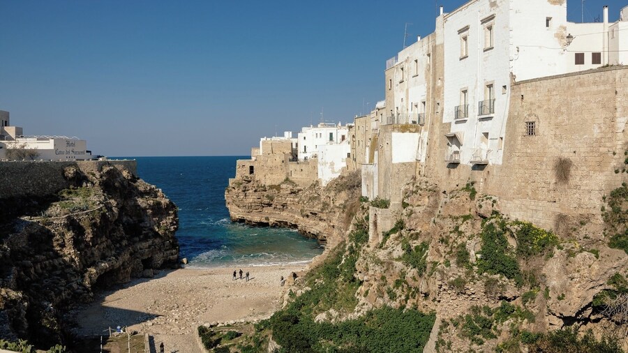 The "hidden" beach of the well-known town of Polignano a Mare in the south of Italy.
The old town was built just on top of the cliff: often they organize big diving competition where all participants jump in the water directly from the houses's roof....and it's not rare to see some people jumping from the windows!
#BeachTips