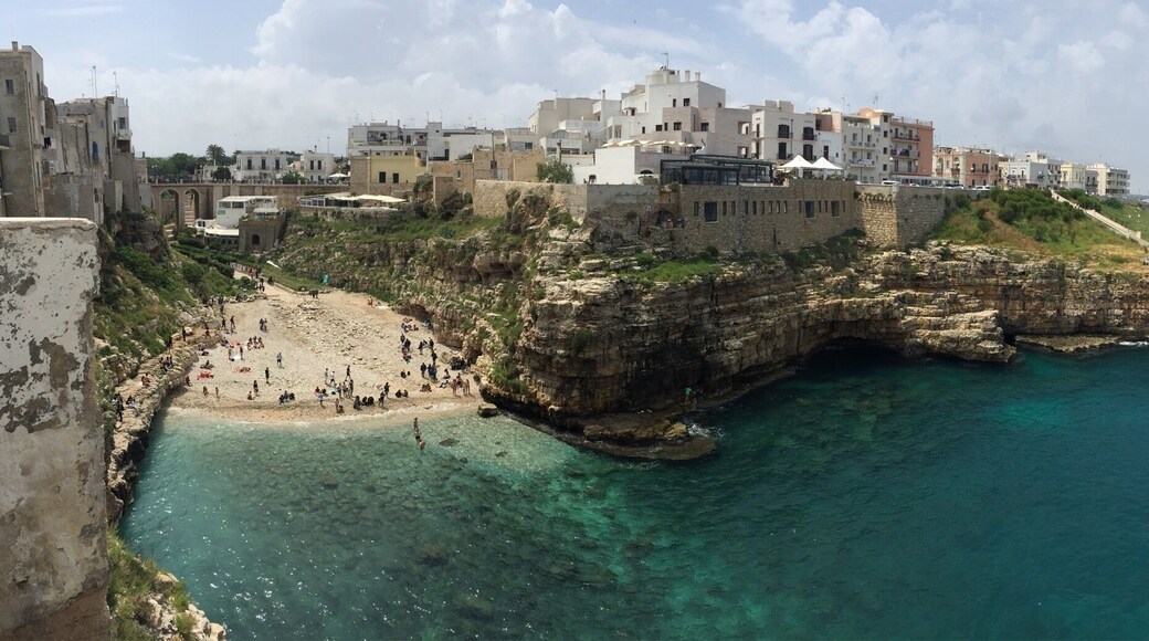 Polignano a mare is all what you expect when you dream of Puglia, cliffs, crystal clear water, amazing viewpoints, and a certain calm and quiet atmosphere. One of the nicest places of Puglia, take it easy and enjoy!
#beachbound
