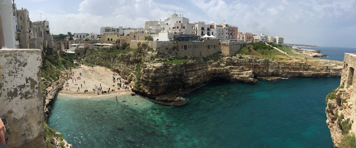 Polignano a mare is all what you expect when you dream of Puglia, cliffs, crystal clear water, amazing viewpoints, and a certain calm and quiet atmosphere. One of the nicest places of Puglia, take it easy and enjoy! 
#beachbound