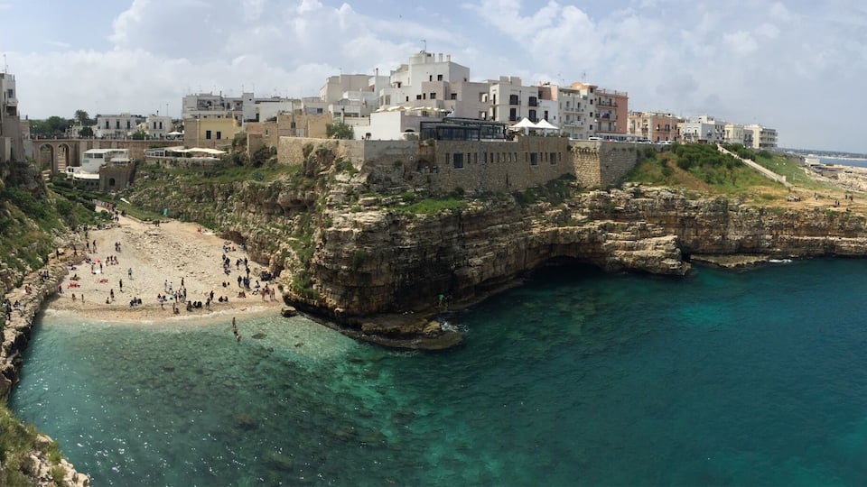 Polignano a mare is all what you expect when you dream of Puglia, cliffs, crystal clear water, amazing viewpoints, and a certain calm and quiet atmosphere. One of the nicest places of Puglia, take it easy and enjoy!
#beachbound