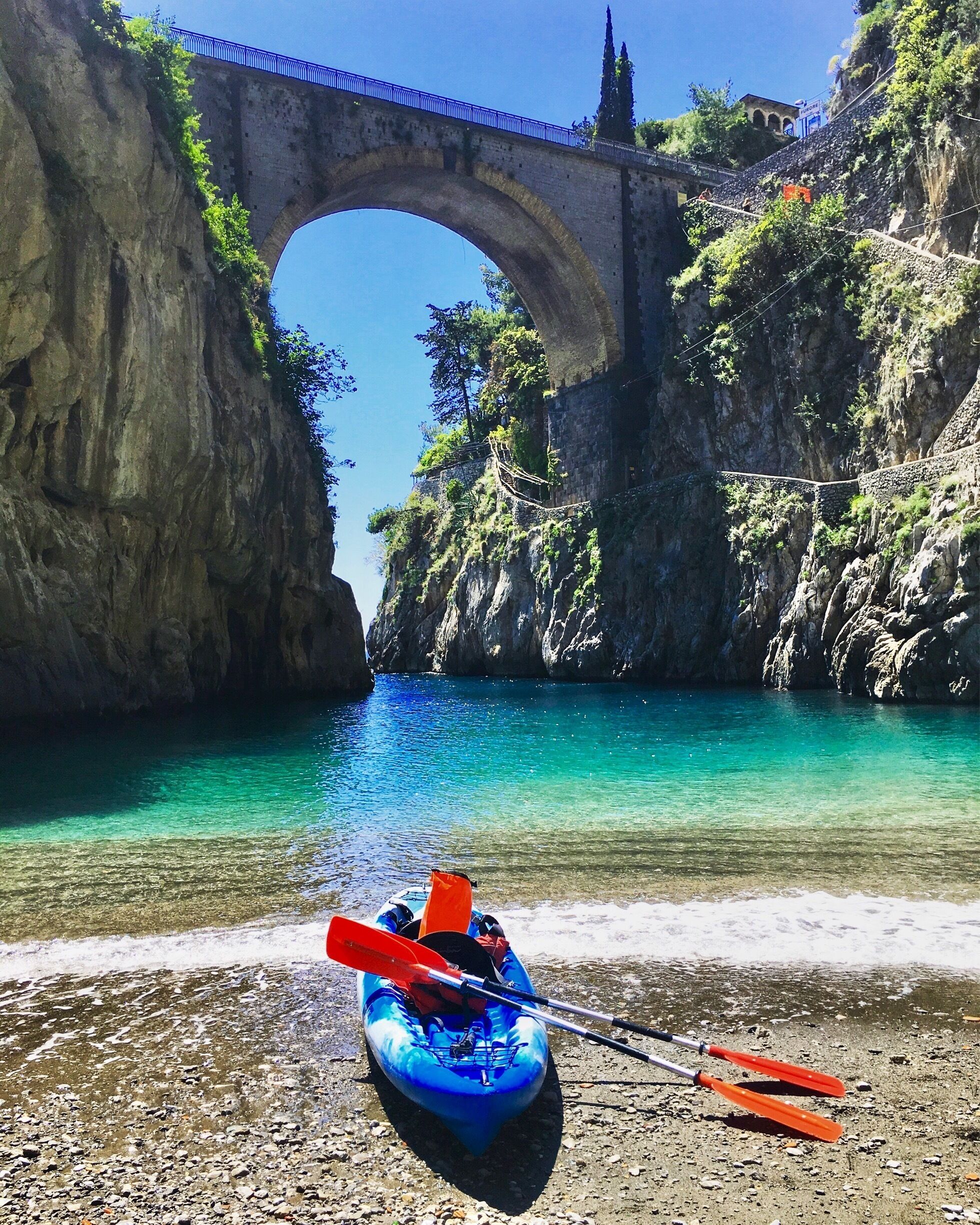 When you can’t reach a beach by foot the best way is to just kayak to it! Furore is an incredible place but even more amazing when you have it all to yourself! #beachtips #italy #amalficoast #bridges 