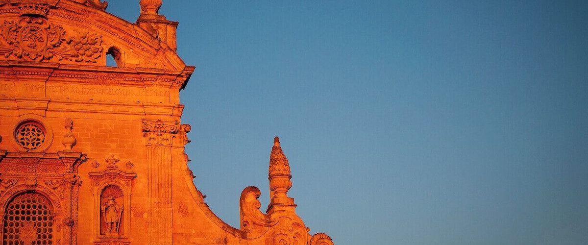 The church of St. Peter and Paul is the mother church of Galatina. It overlooks St. Peter's Square in the Old Town, where once stood the Porta Maggiore, the mother church of Saints Peter and Paul is presented with a striking façade, a sign of the Baroque style, which characterizes much of the private and religious buildings of the city. The present church is the result of a reconstruction took place between the thirties and forties of the seventeenth century, at the behest of the Universitas who gave the church a prominent role compared to the other churches in the city. The earthquake of 1743 caused serious damage and, in the second half of the century, interrupted with several reconstructions. It stands on the site of a previous religious edifice. We know for sure that in 1355 you put hand to the refurbishment of an existing chapel in which it was celebrated in the rite greek. The greek remained the official language in the rites of the church until the mid-sixteenth century. The city was, in fact, considered Greek (oppidum graecorum).